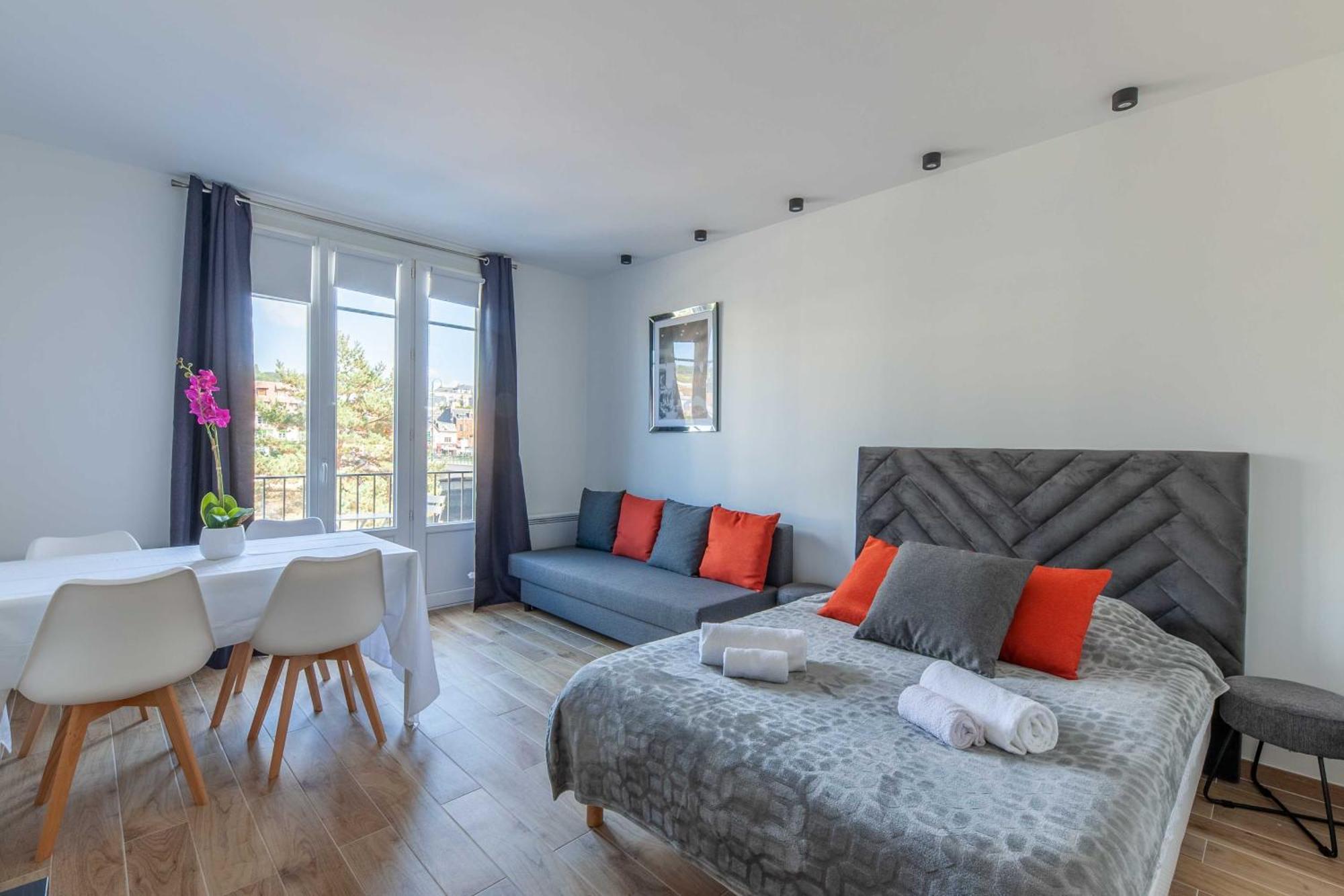 Studio Sleeps 4 With Terrace, 500M Place Morny โดวีลล์ ภายนอก รูปภาพ