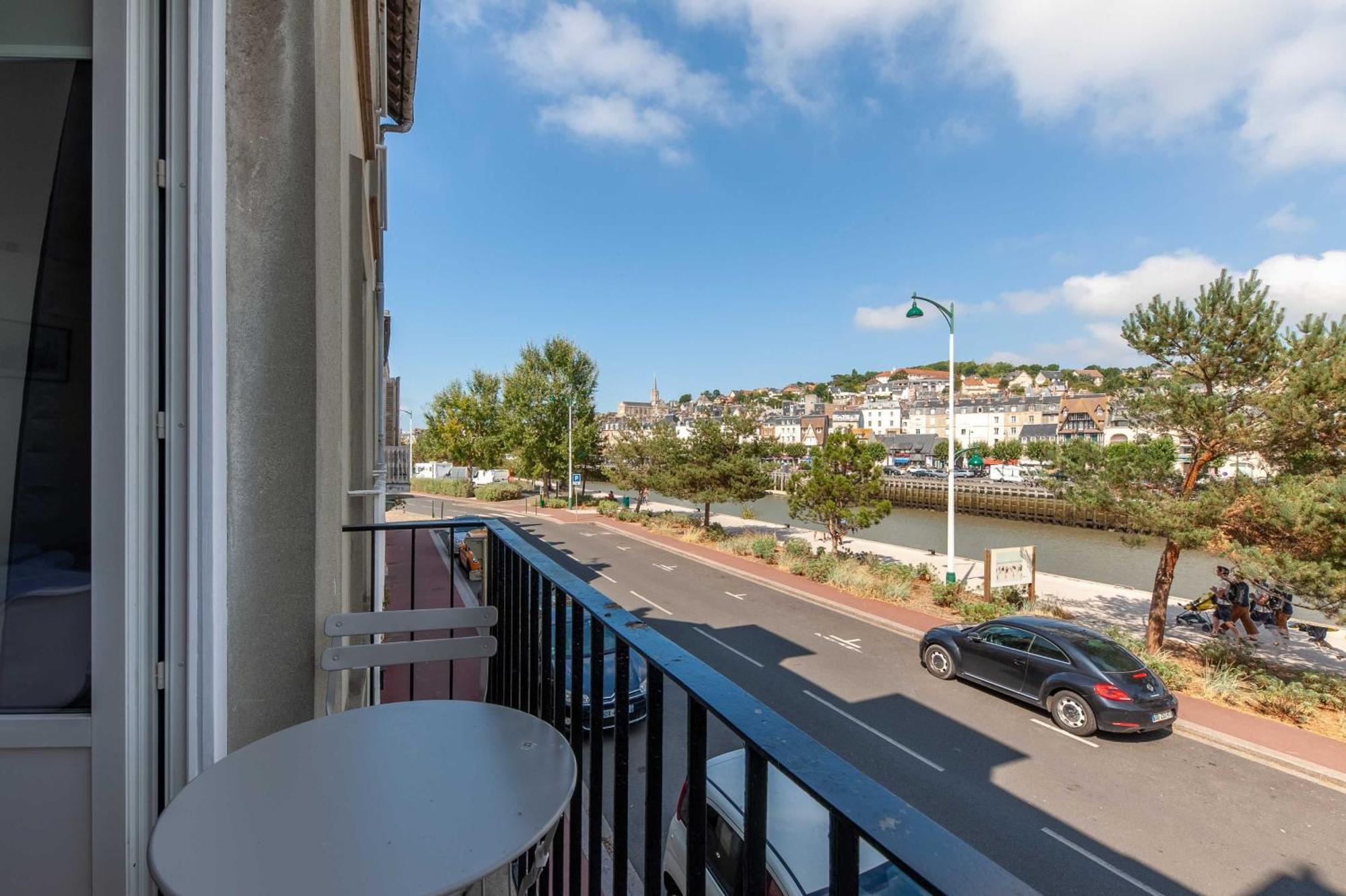 Studio Sleeps 4 With Terrace, 500M Place Morny โดวีลล์ ภายนอก รูปภาพ