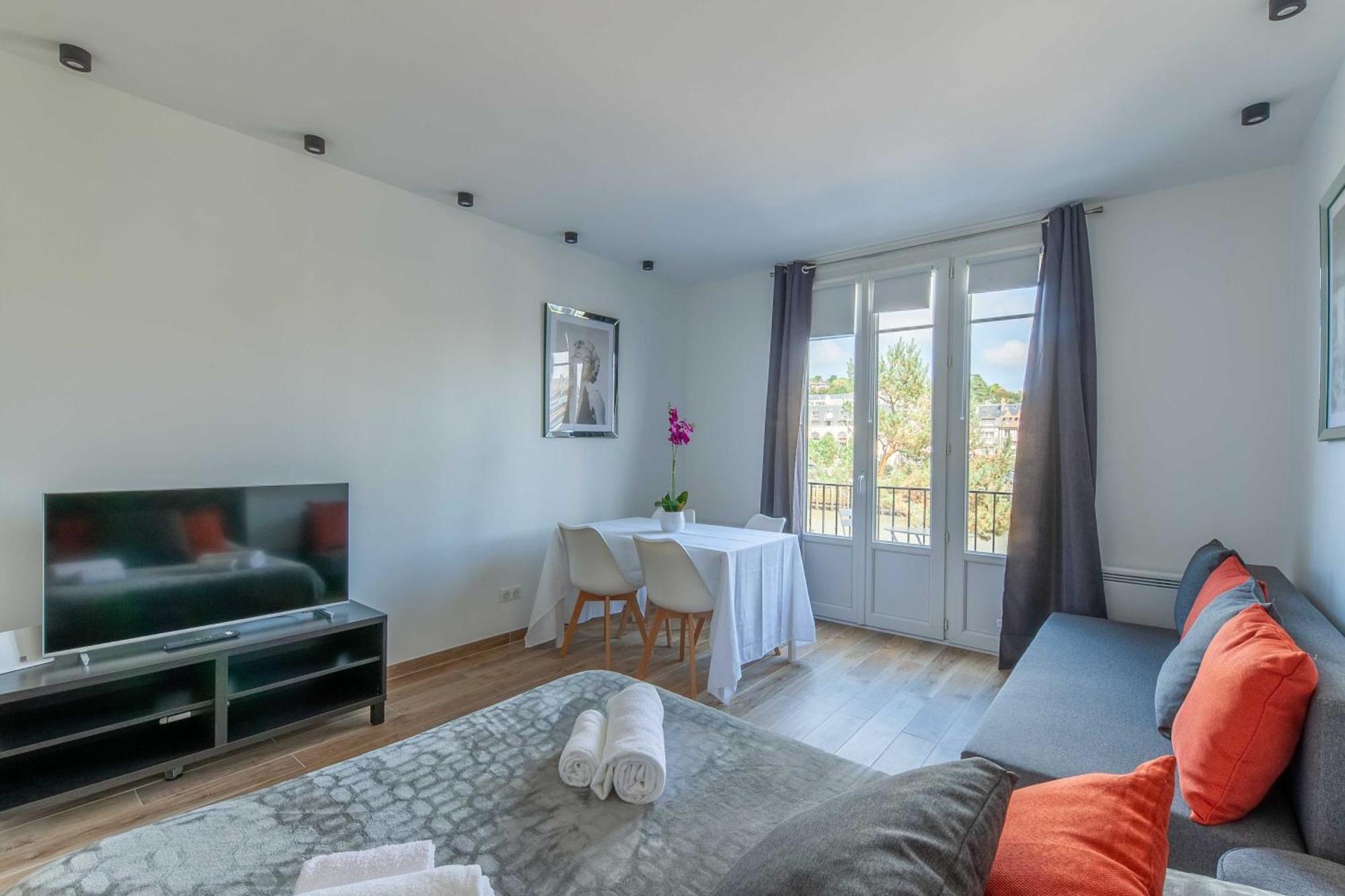 Studio Sleeps 4 With Terrace, 500M Place Morny โดวีลล์ ภายนอก รูปภาพ