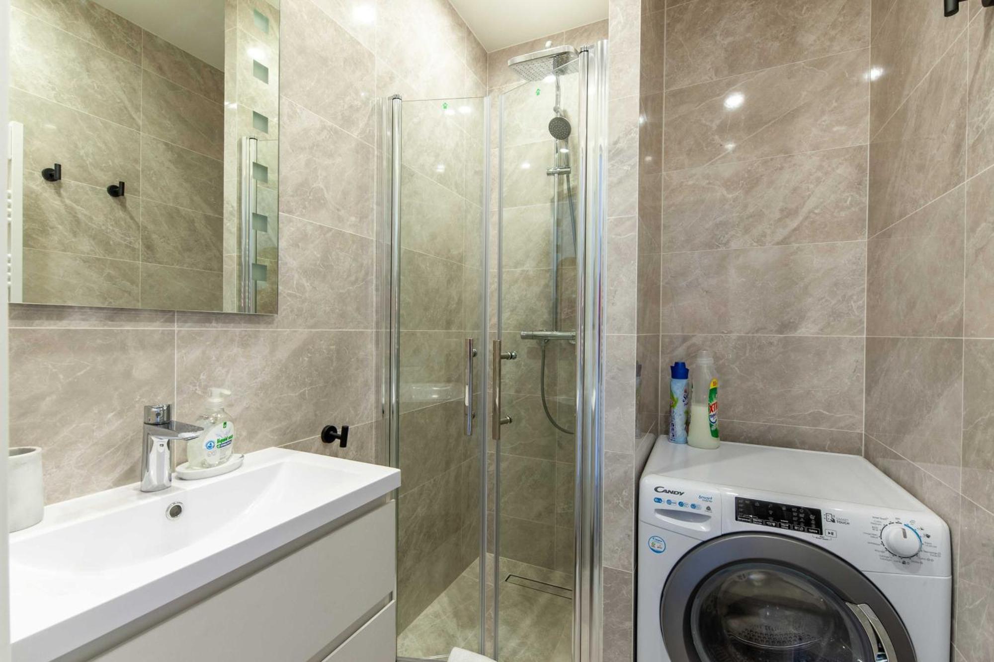 Studio Sleeps 4 With Terrace, 500M Place Morny โดวีลล์ ภายนอก รูปภาพ