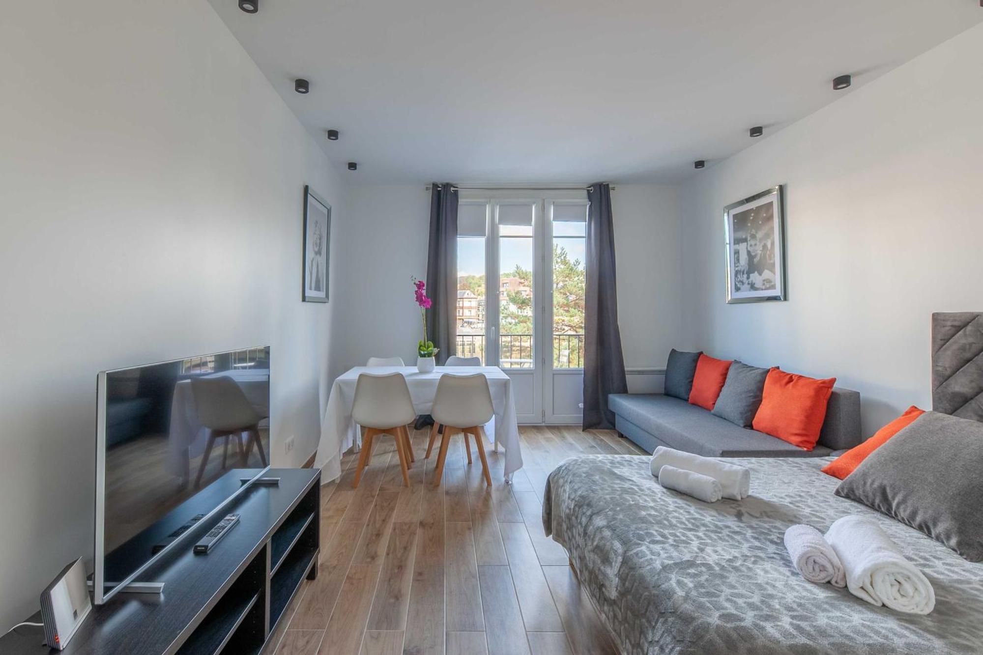 Studio Sleeps 4 With Terrace, 500M Place Morny โดวีลล์ ภายนอก รูปภาพ