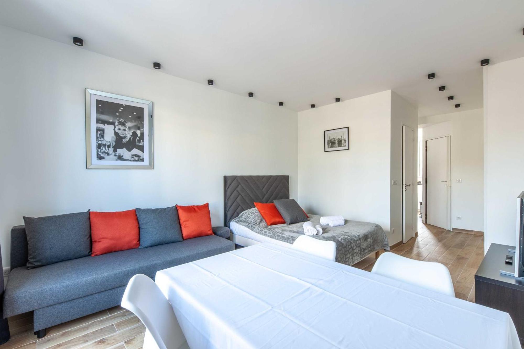 Studio Sleeps 4 With Terrace, 500M Place Morny โดวีลล์ ภายนอก รูปภาพ