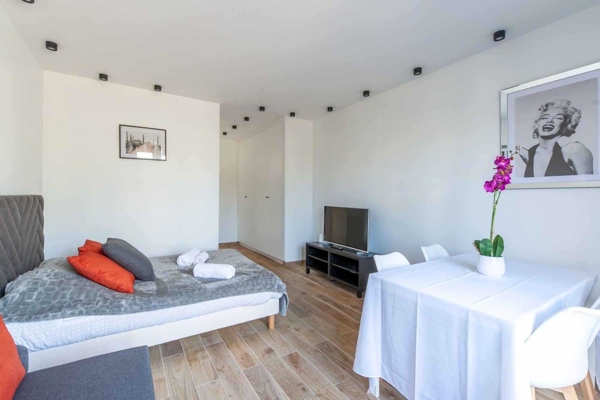 Studio Sleeps 4 With Terrace, 500M Place Morny โดวีลล์ ภายนอก รูปภาพ